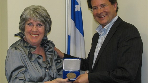 Bernice Hamel reçoit la médaille de l'Assemblée nationale